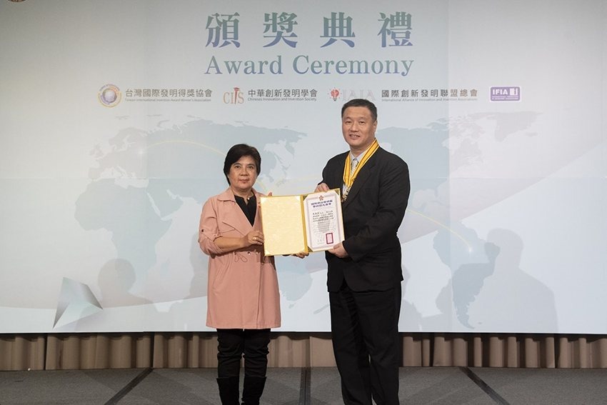 元智大學機械系特聘教授李其源（右）獲得學術國光獎章殊榮。 元智大學/提供